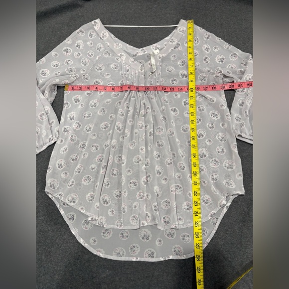 LC Lauren Conrad Light Gray Patterned Blouse Size M - Picture 3 of 7